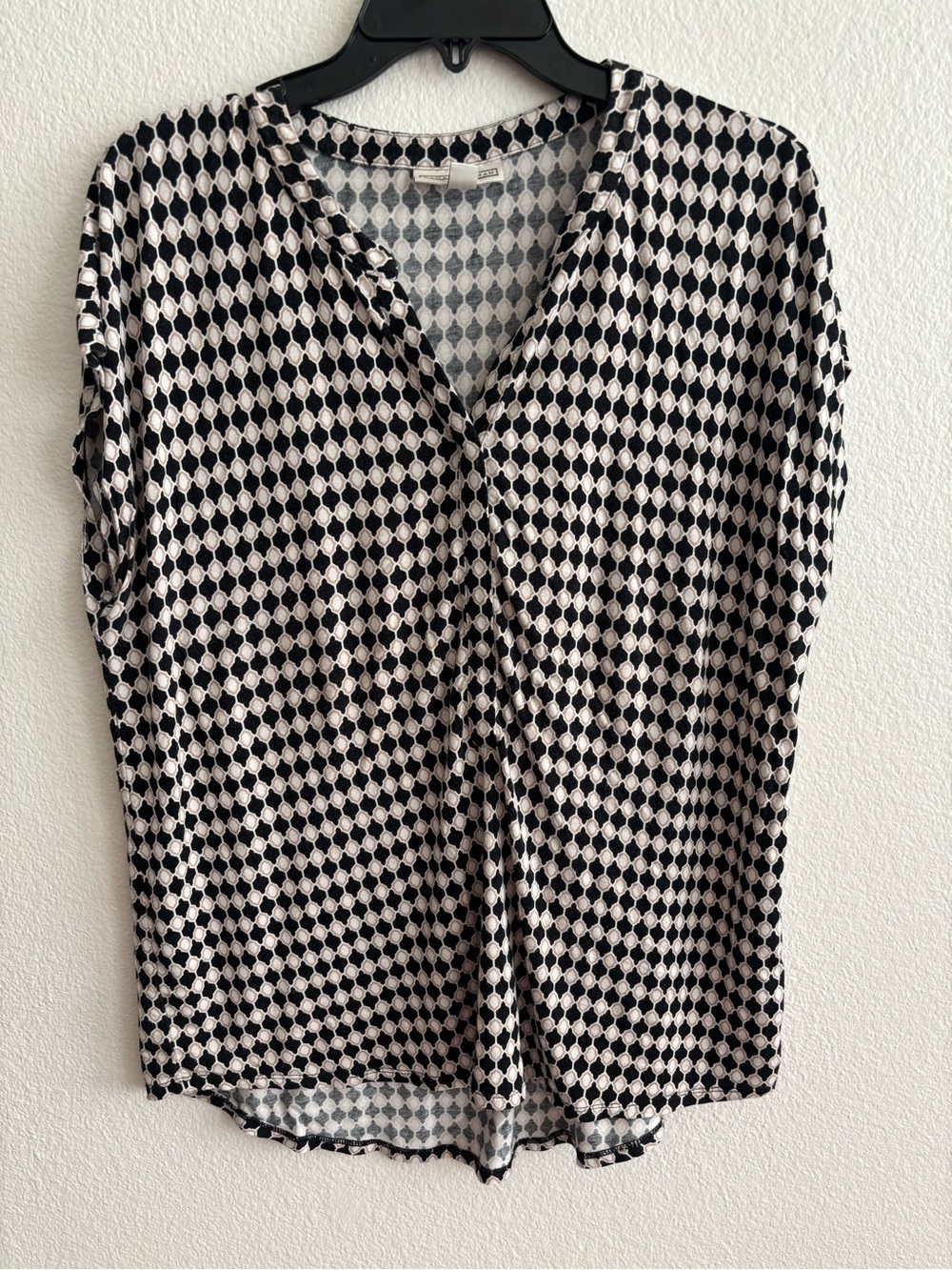 Dana Buchman Black and White Geometric V-Neck Blouse
